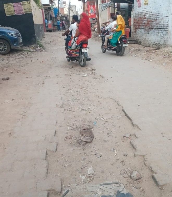 Hathras: 300 km of roads in the city are in bad shape, traffic is bad