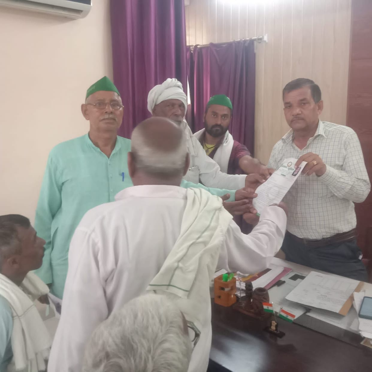 Hathras: Demand to repeal electricity amendment bill
