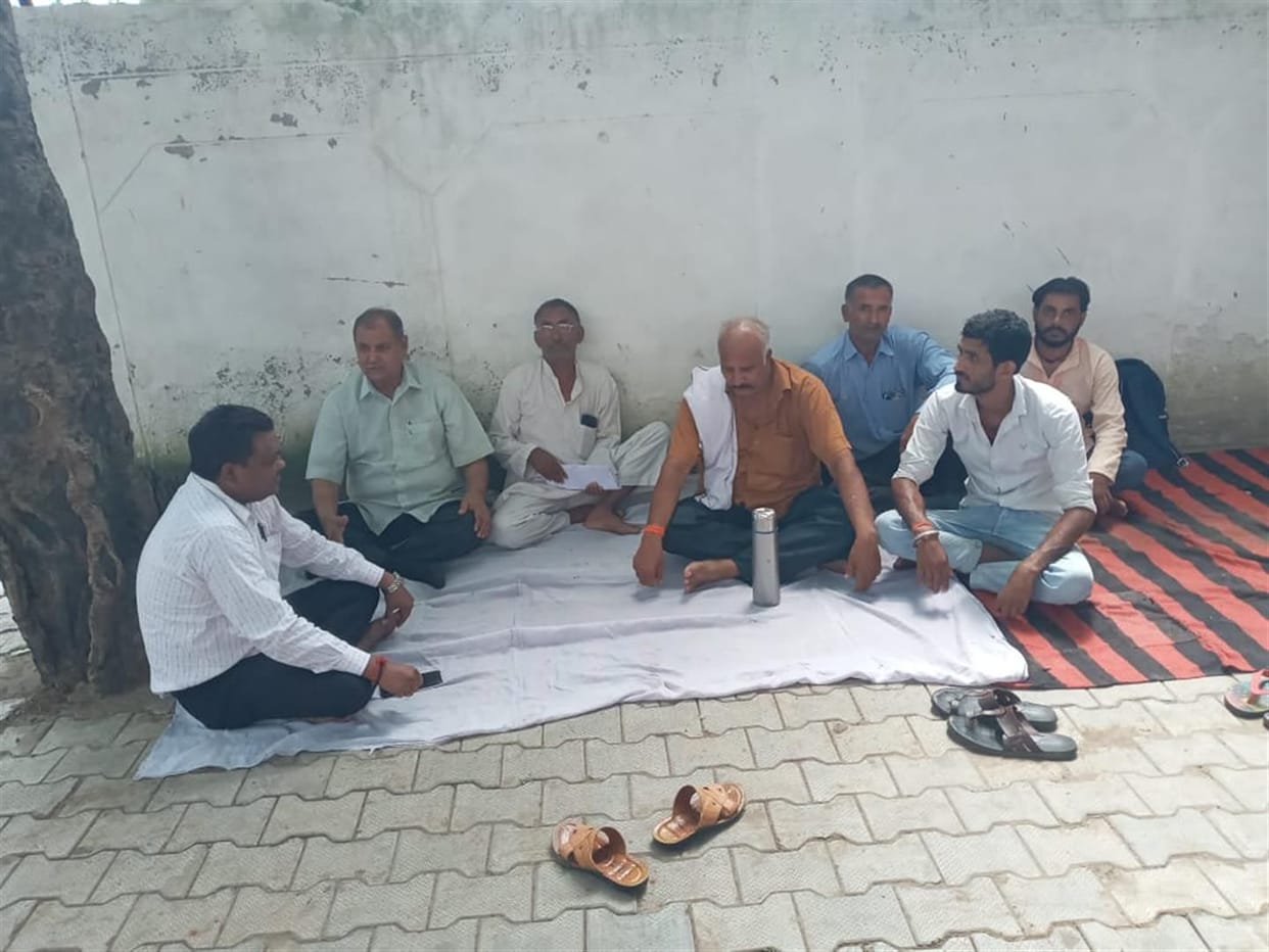 Hathras: Angry ex-MLA sat on dharna for not getting transformer for tube well