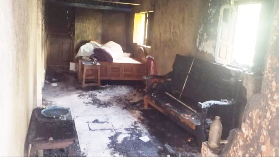 Chhindwara: Five members of the family were scorched by the fire in the house