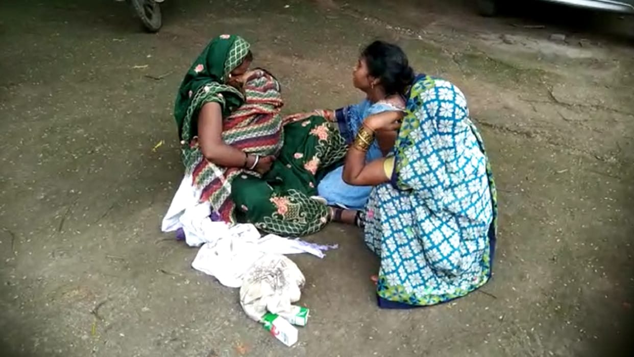 due to lack of treatment In Jabalpur,child broke down in the lap of the mother, doctor did not reach
