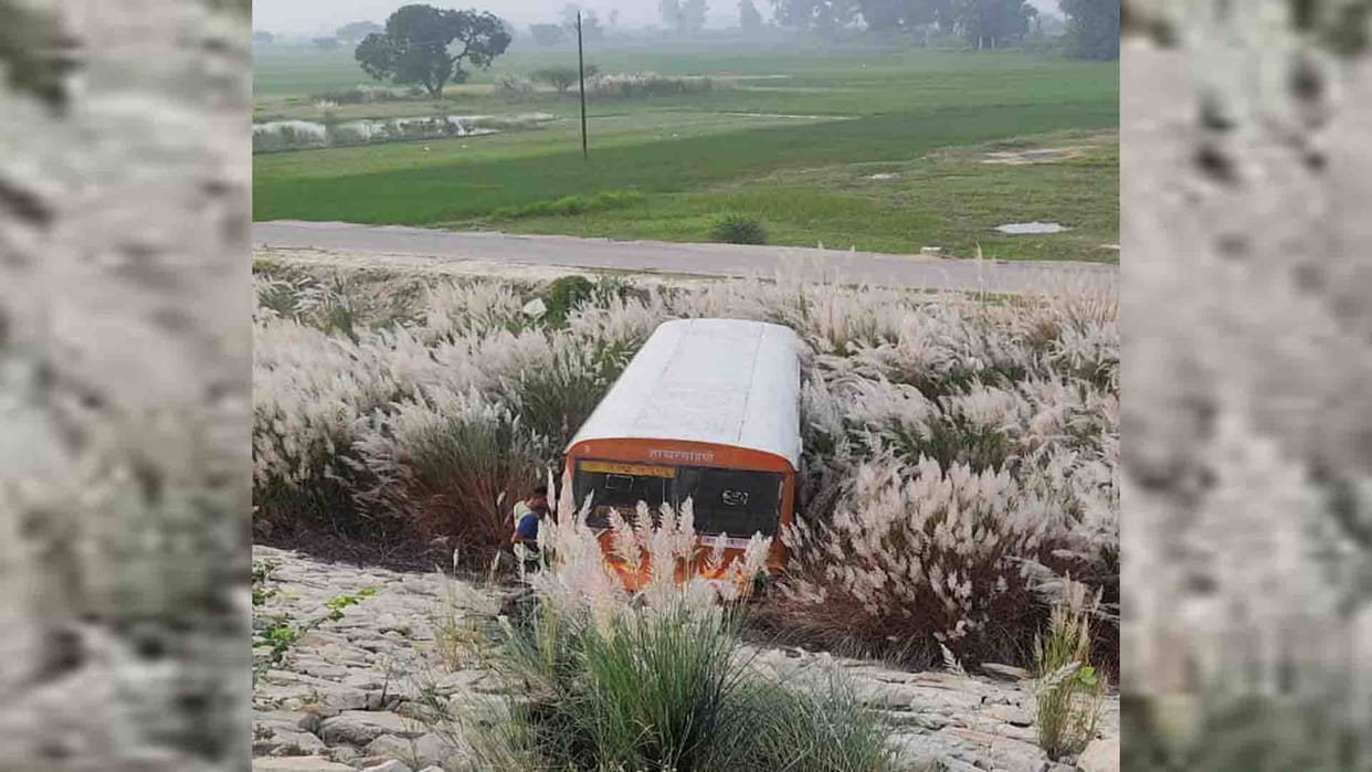 Road Accident in unnao, Bus fell in 30 feet deep khanti due to steering failure