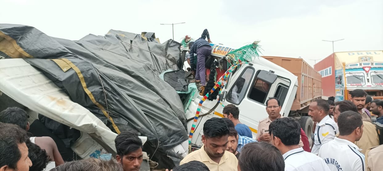 Trailer and DCM collide in Kanpur, accident happened in overtaking, one dead