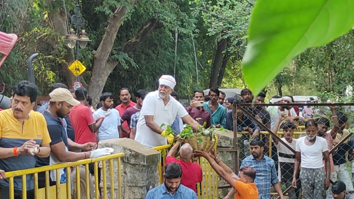 Union Minister Prahlad Patel did Shramdaan by cleaning the pond in Damoh