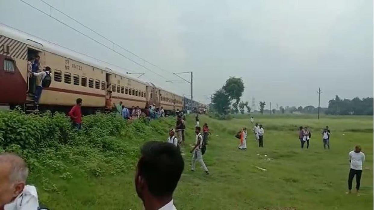 Sudden smoke started coming out of Intercity Express coming from Lucknow to Varanasi