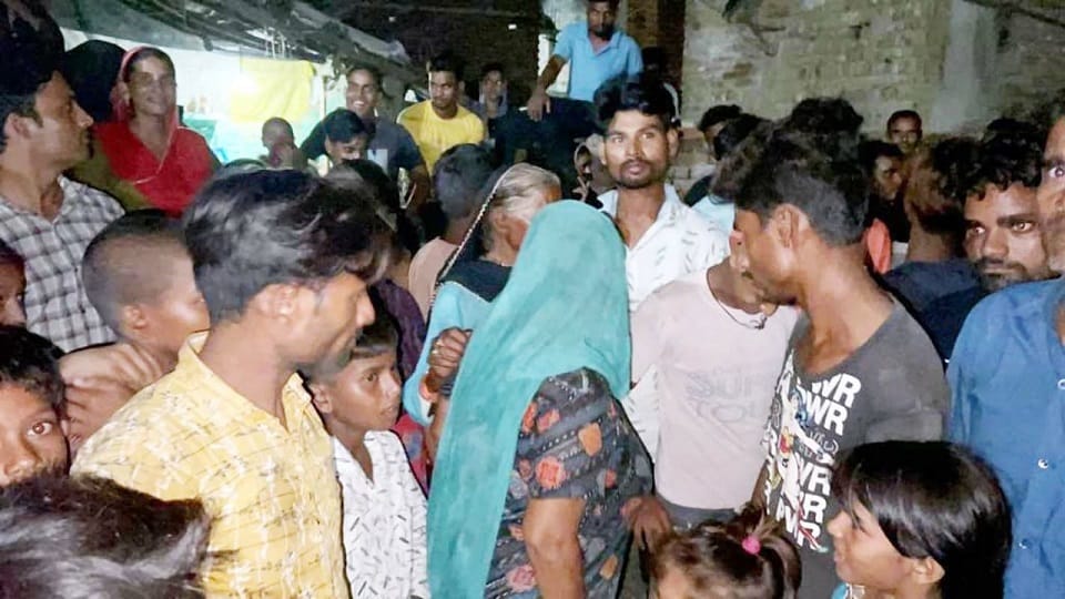 policemen without uniform beaten up by woman in shahjahanpur