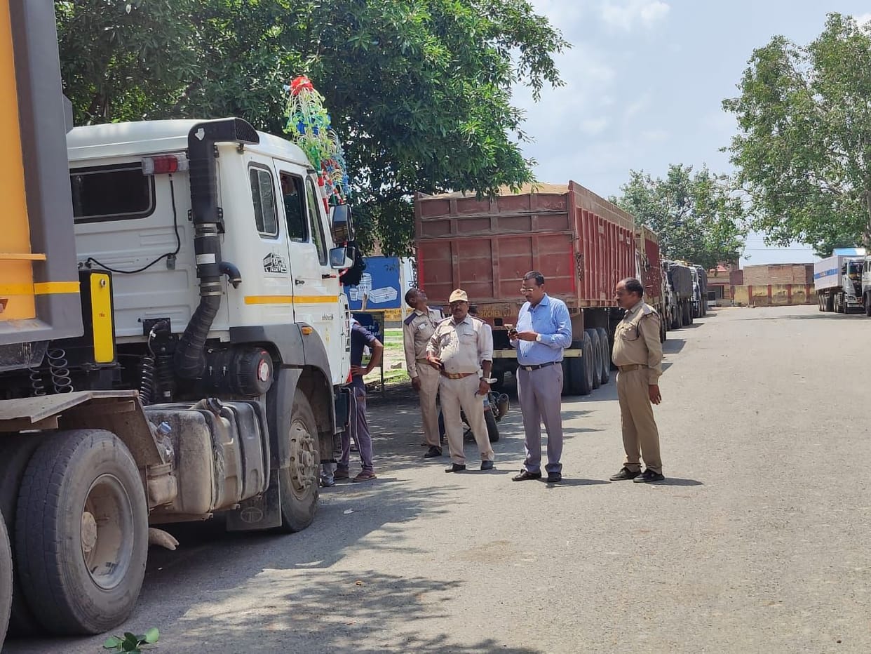 Jalaun: Campaign against overloaded vehicles, 11 trucks seized
