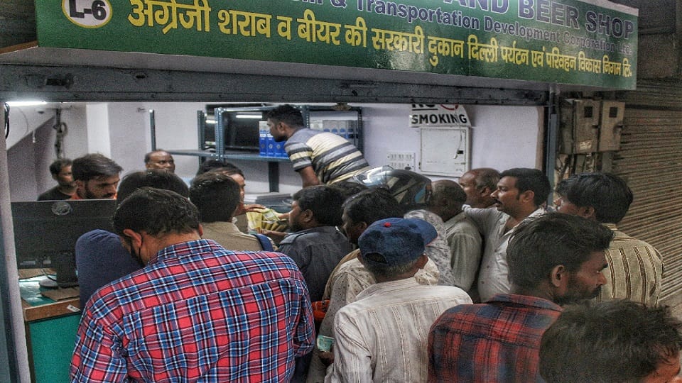 private liquor shops closed in delhi government shops started opening