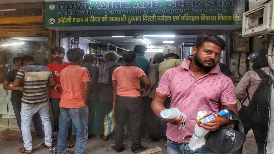 private liquor shops closed in delhi government shops started opening