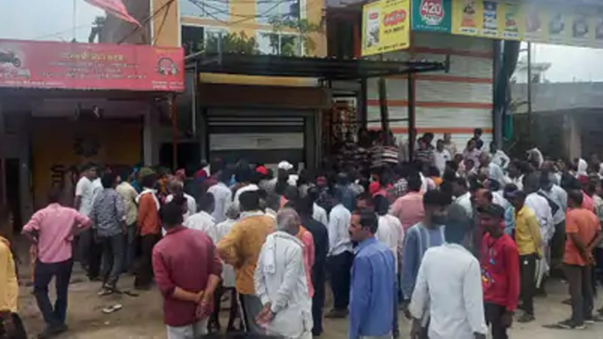 Grocery merchant's wife hanged with two daughters in Ujjain, woman and one daughter died