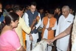 गोशाला का निरीक्षण करते लोक निर्माण मंत्री जितिन प्रसाद एवं उनके साथ राज्यमंत्री।