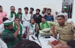 कादरचौक थाने में एसओ से बात करते भाकियू स्वराज गुट के कार्यकर्ता। संवाद