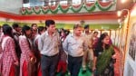 टाउन हाल हमीरपुर में प्रदर्शनी का अवलोकन करतीं उपायुक्त।