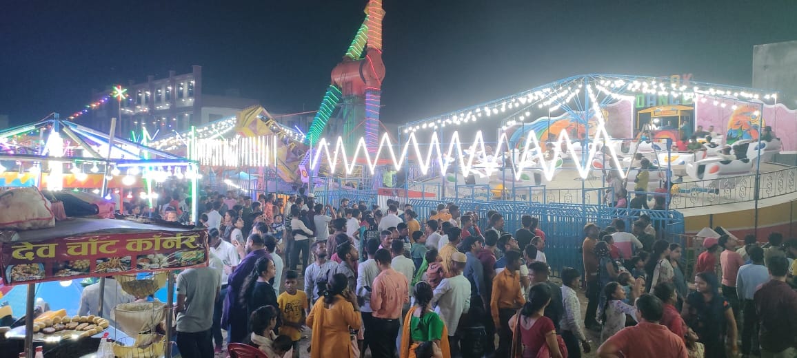 After two years, the customers gathered in the fair, the merchants were happy with the sale