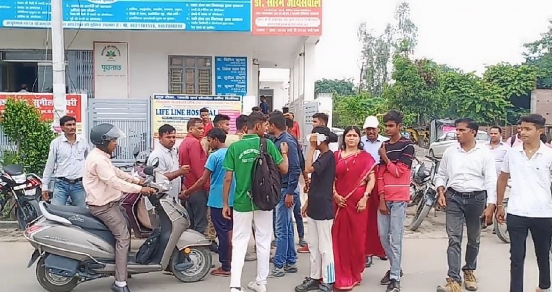 Ayodhya News : Bus collides with truck, a dozen children injured