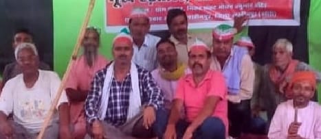 Farmers sitting on strike even in rain
