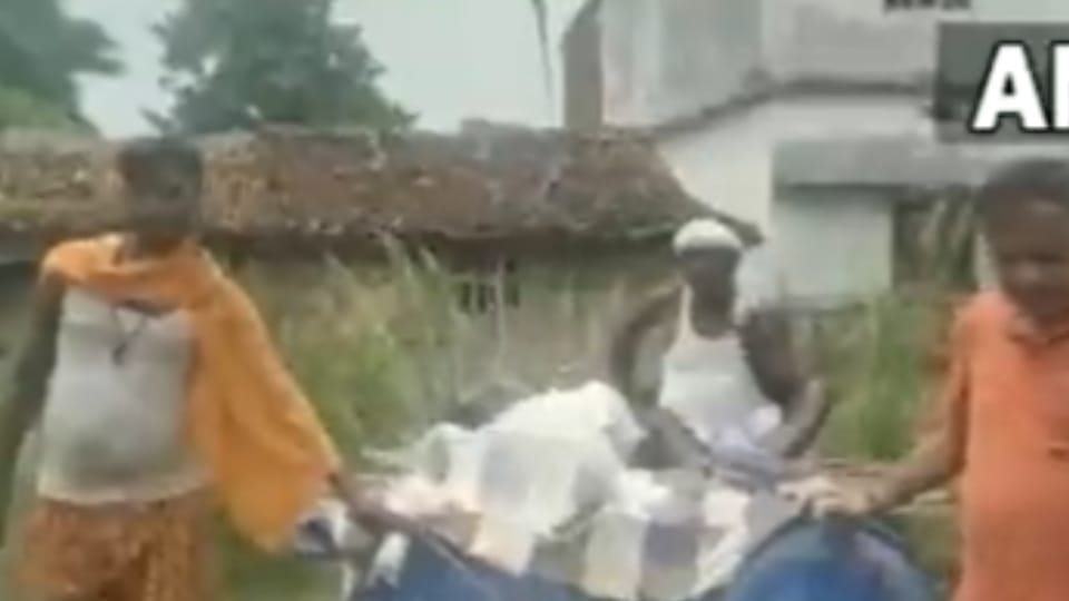 Villagers admitted the patient to the hospital by preparing a temporary boat in Bhagalpur district