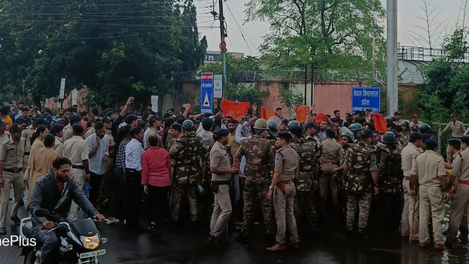 Indore: Police strictness on student leaders who came to give memorandum to CM, allegation of lathi charge