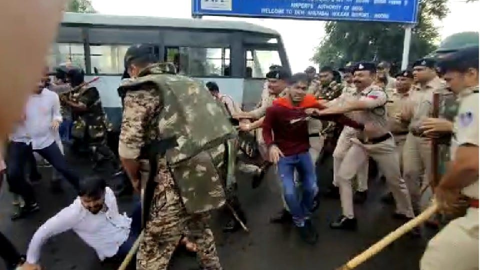 Indore: Police strictness on student leaders who came to give memorandum to CM, allegation of lathi charge