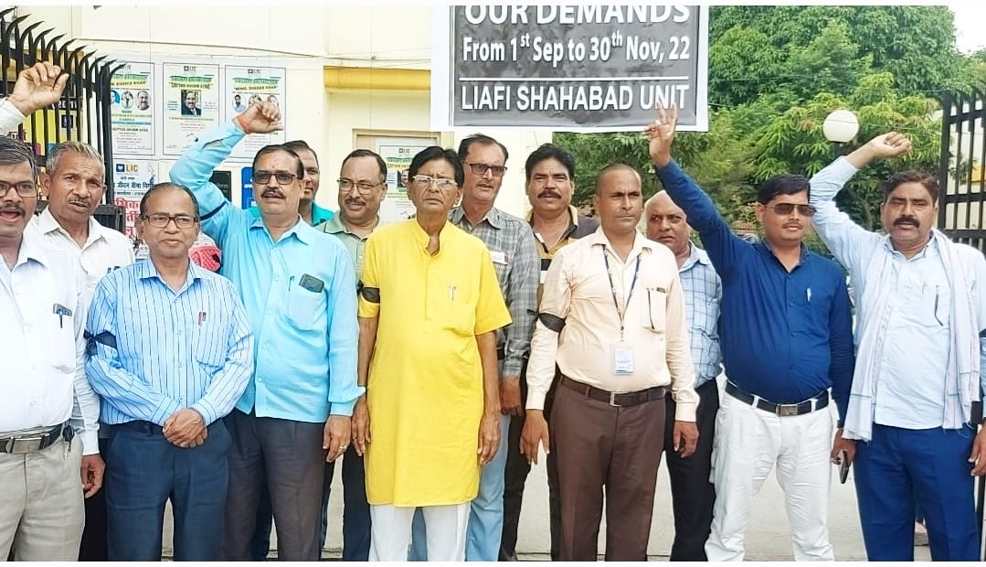 Hardoi, Insurance agents demonstrated by wearing a black band