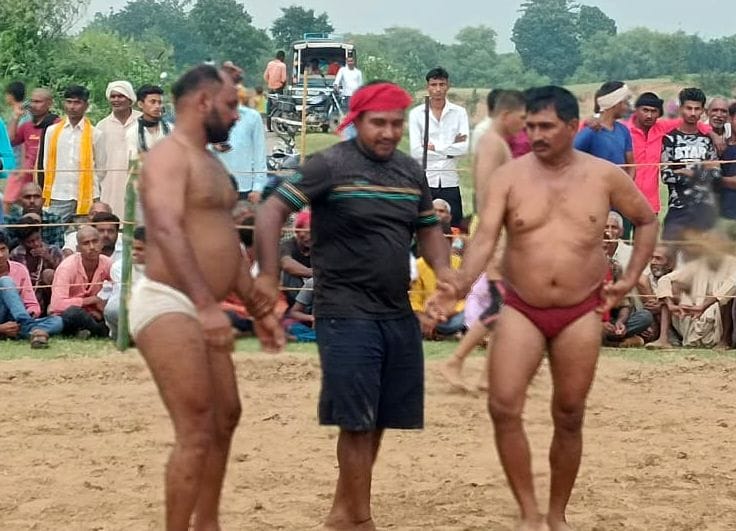 Chitrakoot: Wrestlers show tricks in the riot