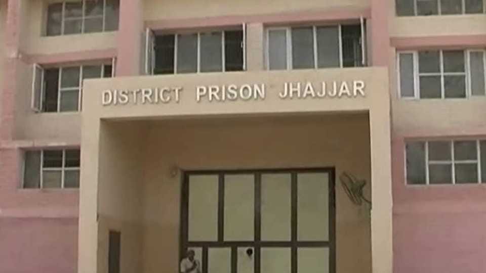 Clash between two gangs in Jhajjar Jail 21 prisoners injured