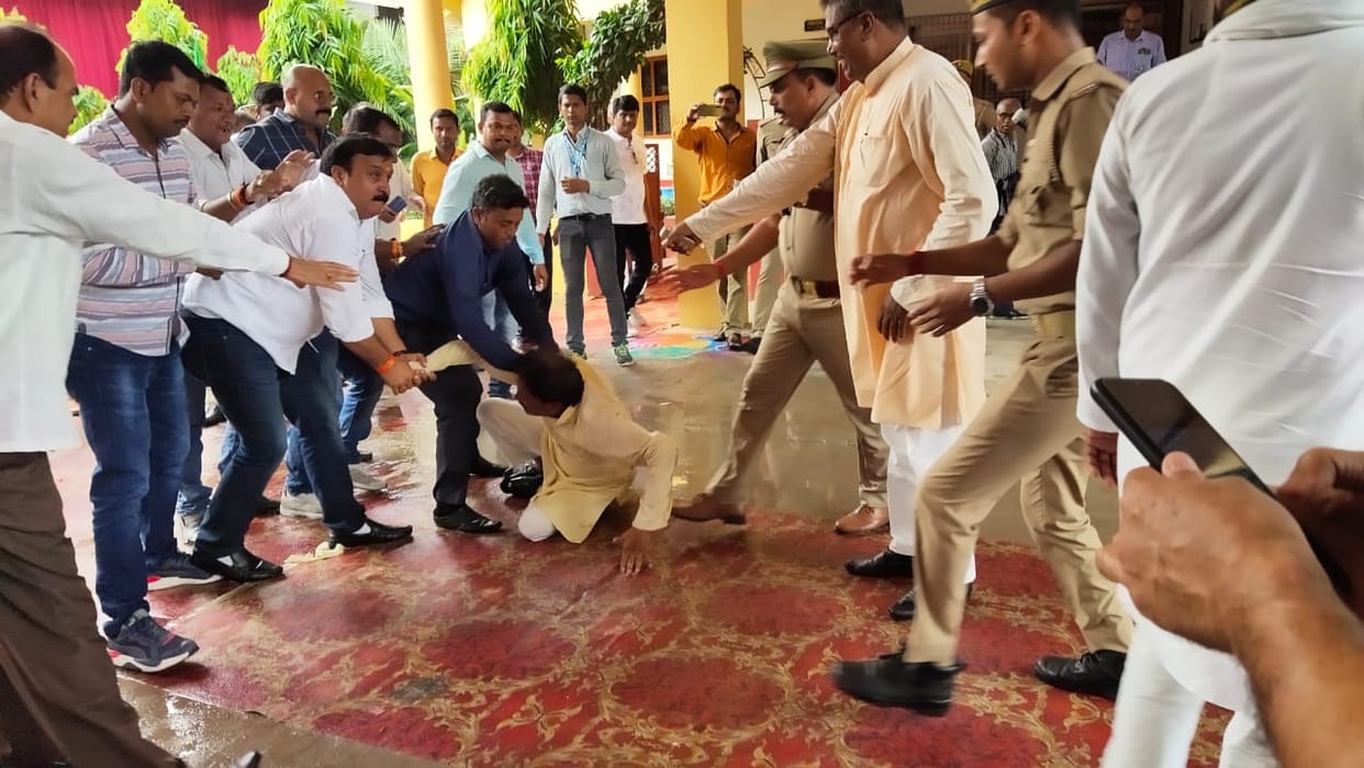 Workers clashed as soon as Deputy CM brajesh pathak left jaunpur  they beaten up in front of police