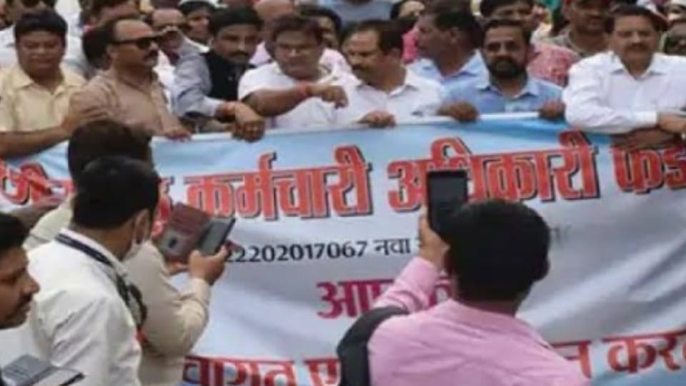 Chhattisgarh government officials employees strike that has been going on for the last ten days has ended