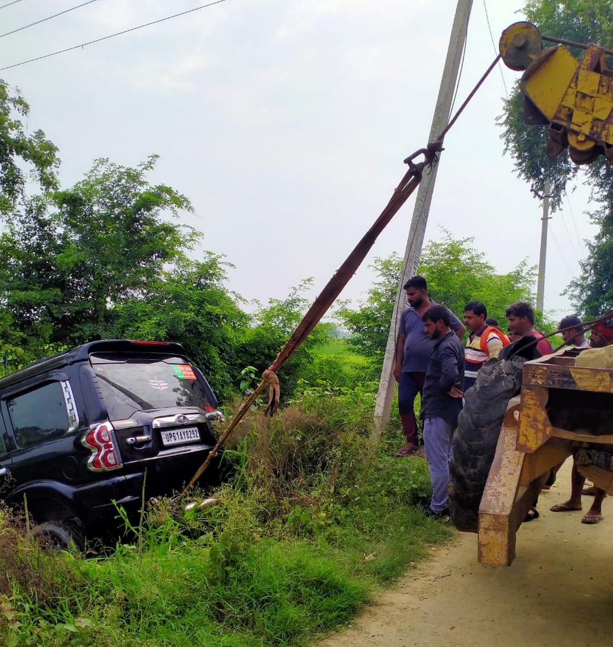 Uncontrolled Scorpio overturned in the canal, two injured