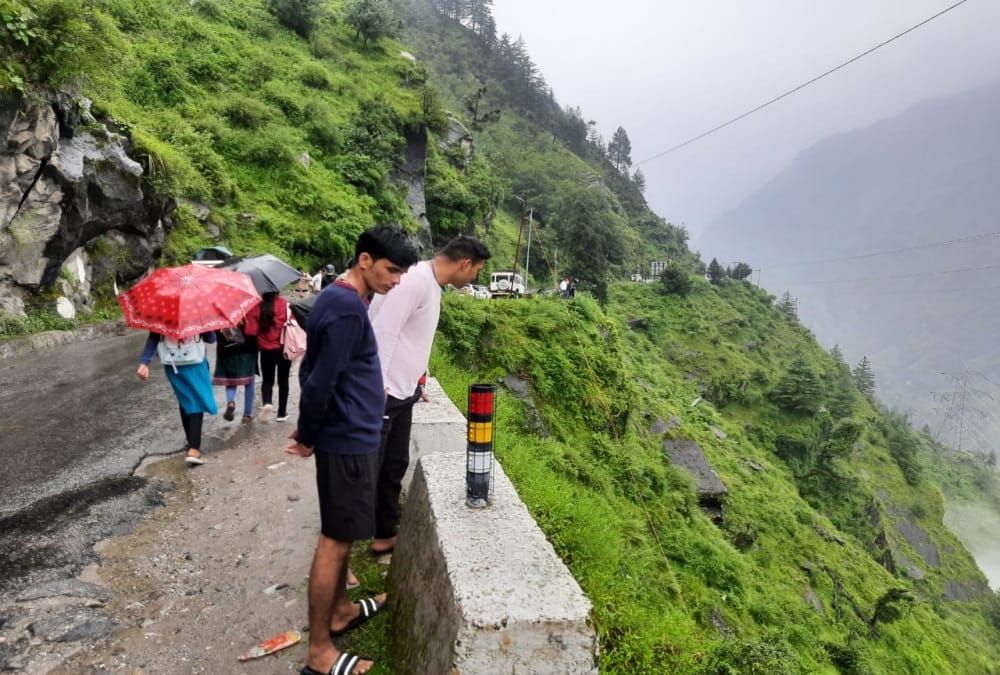 Badrinath Highway Accident News: Dumper vehicle fell into Alaknanda River