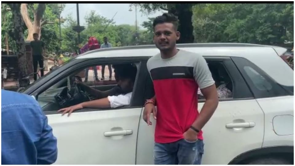 Student Union President Reached Kota Arts College by Putting Red Light On Car