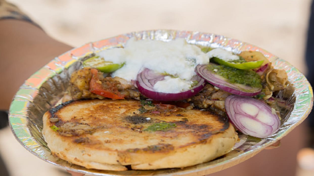 make delhi famous street food aloo paneer kulcha at home
