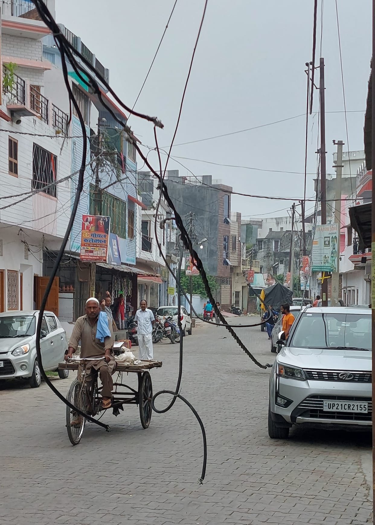 The power line fell from the pole, the accident survived