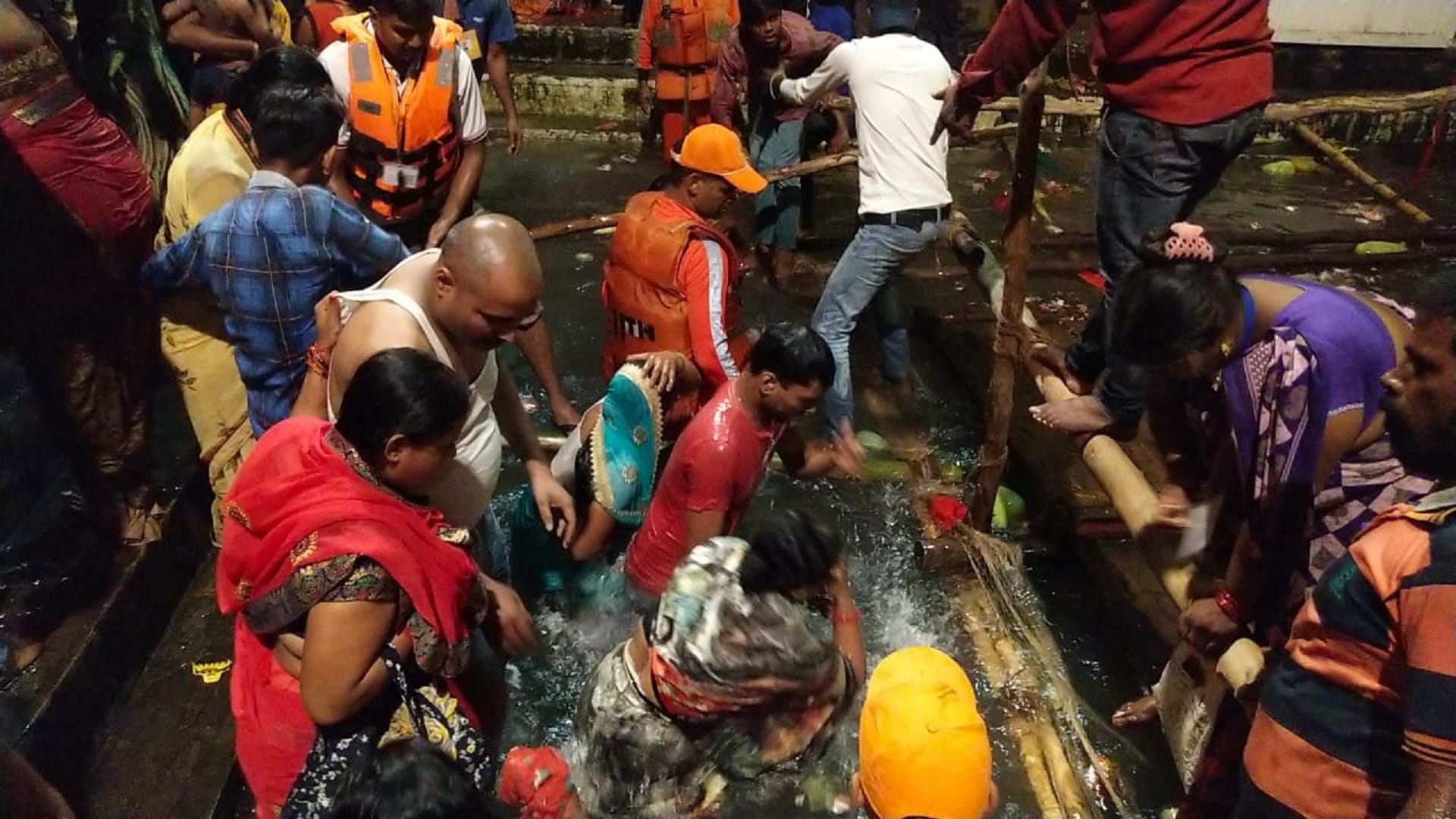Lolark Kund in varanasi bathing started after the aarti of Lolarkeshwar Mahadev