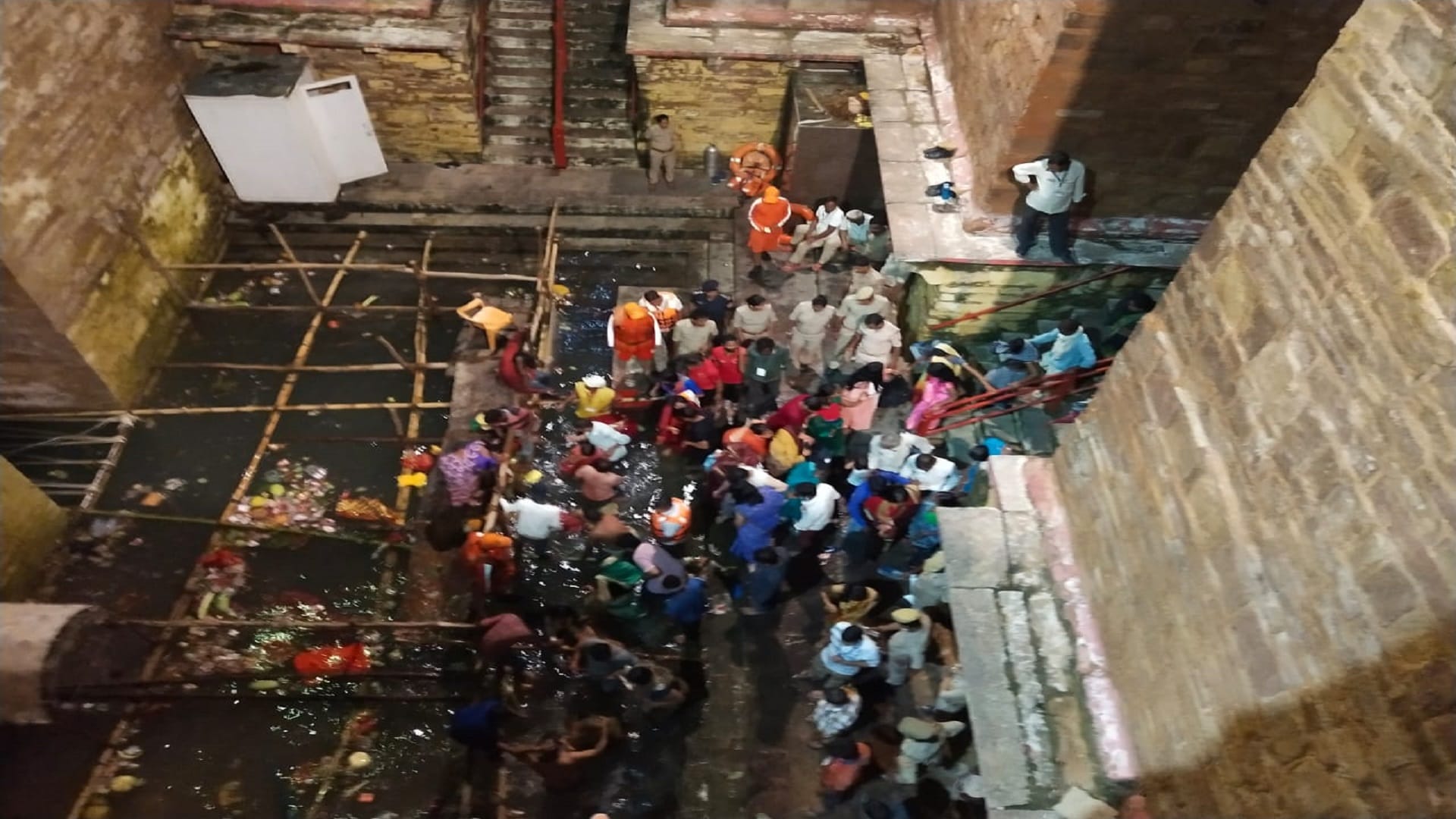 Lolark Kund in varanasi bathing started after the aarti of Lolarkeshwar Mahadev