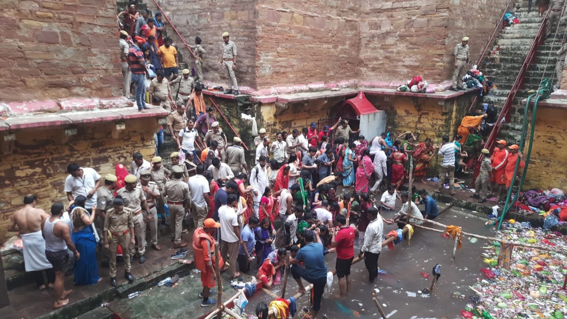 Lolark Kund in varanasi bathing started after the aarti of Lolarkeshwar Mahadev