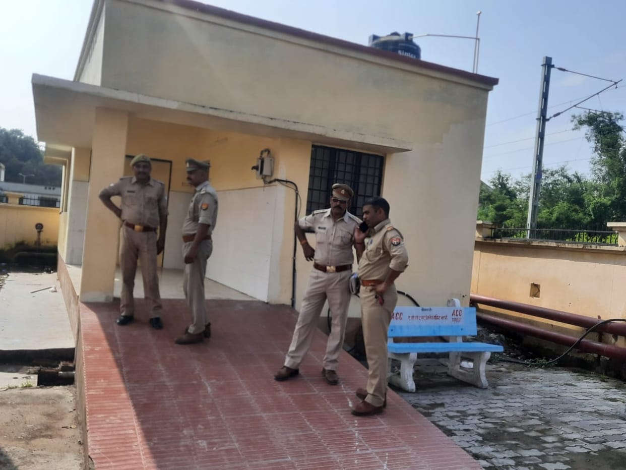 Amethi News: During the police raid, the middle aged jumped from the roof, died in the hospital