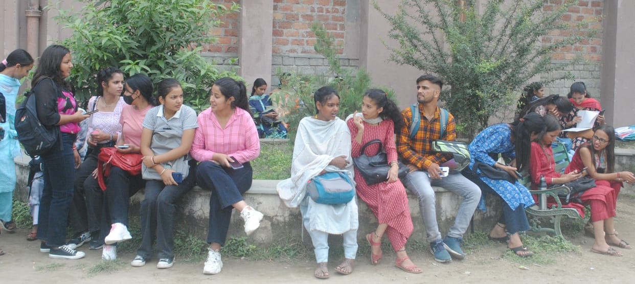 mandi news himachal news, Vallabh College teachers boycotted classes for two hours