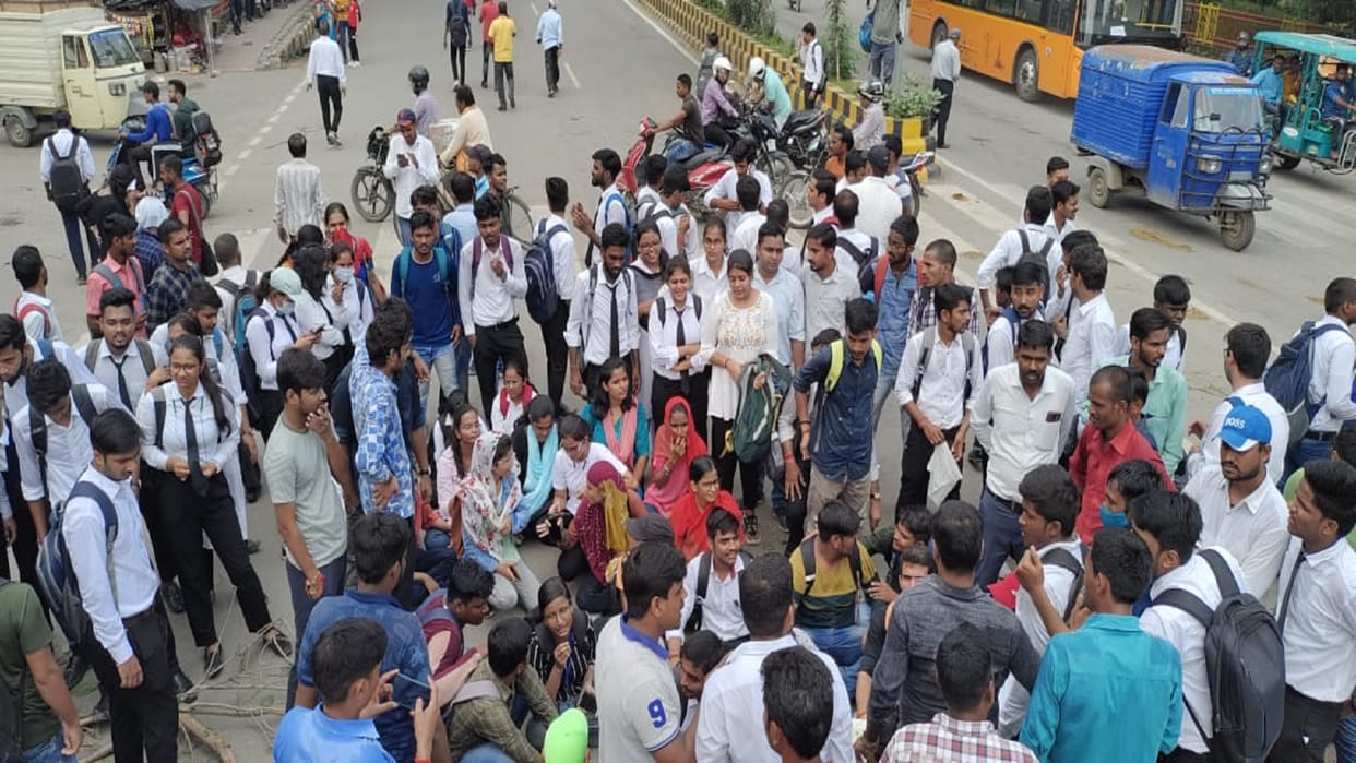 Students of CMP Law College did a ruckus, obeyed the assurance of SP City