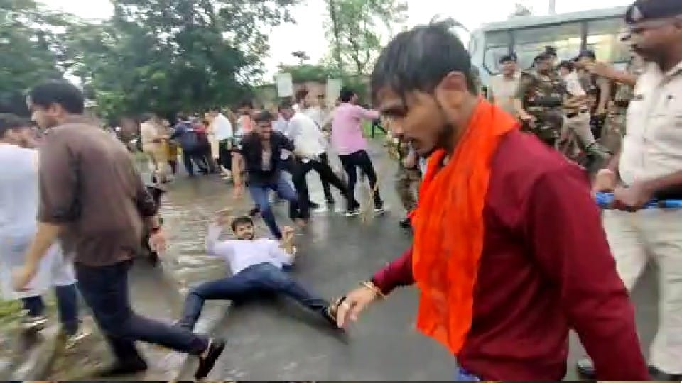 Indore: Police strictness on student leaders who came to give memorandum to CM, allegation of lathi charge