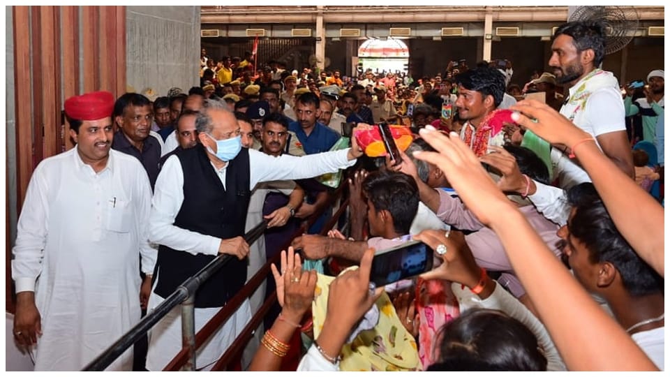 Modi Slogans Raised In Front Of CM Gehlot Jaisalmer Ramdevra Fair