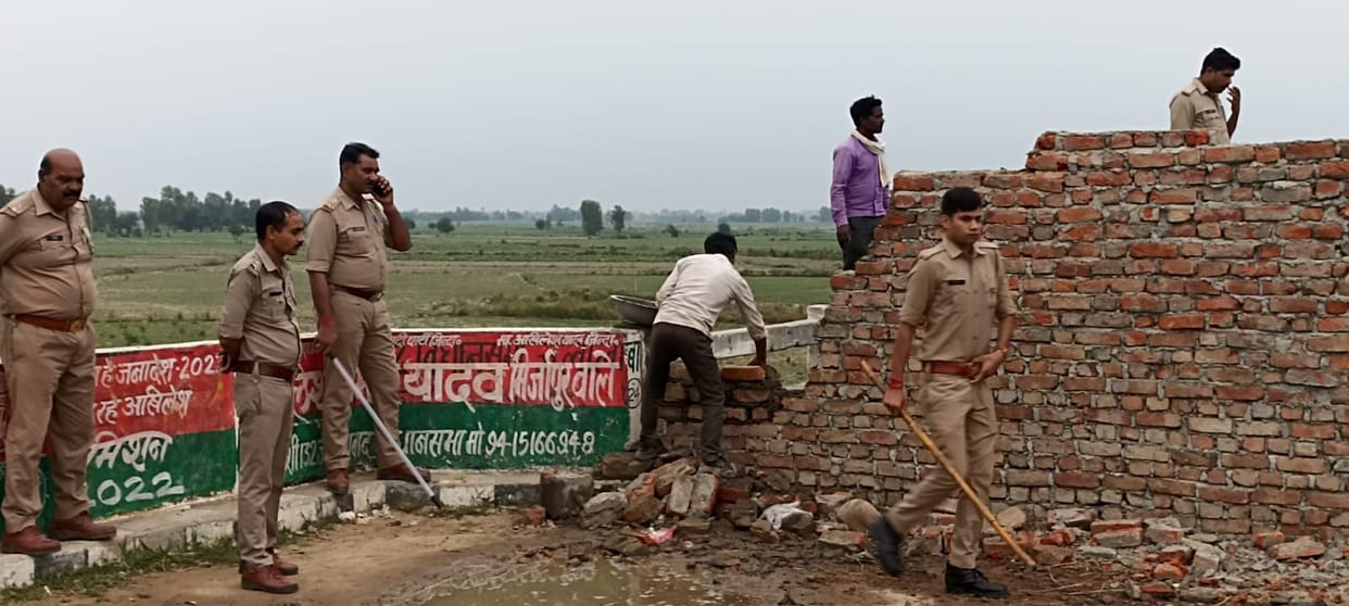 People started traffic from Kolaghat bridge by breaking the wall