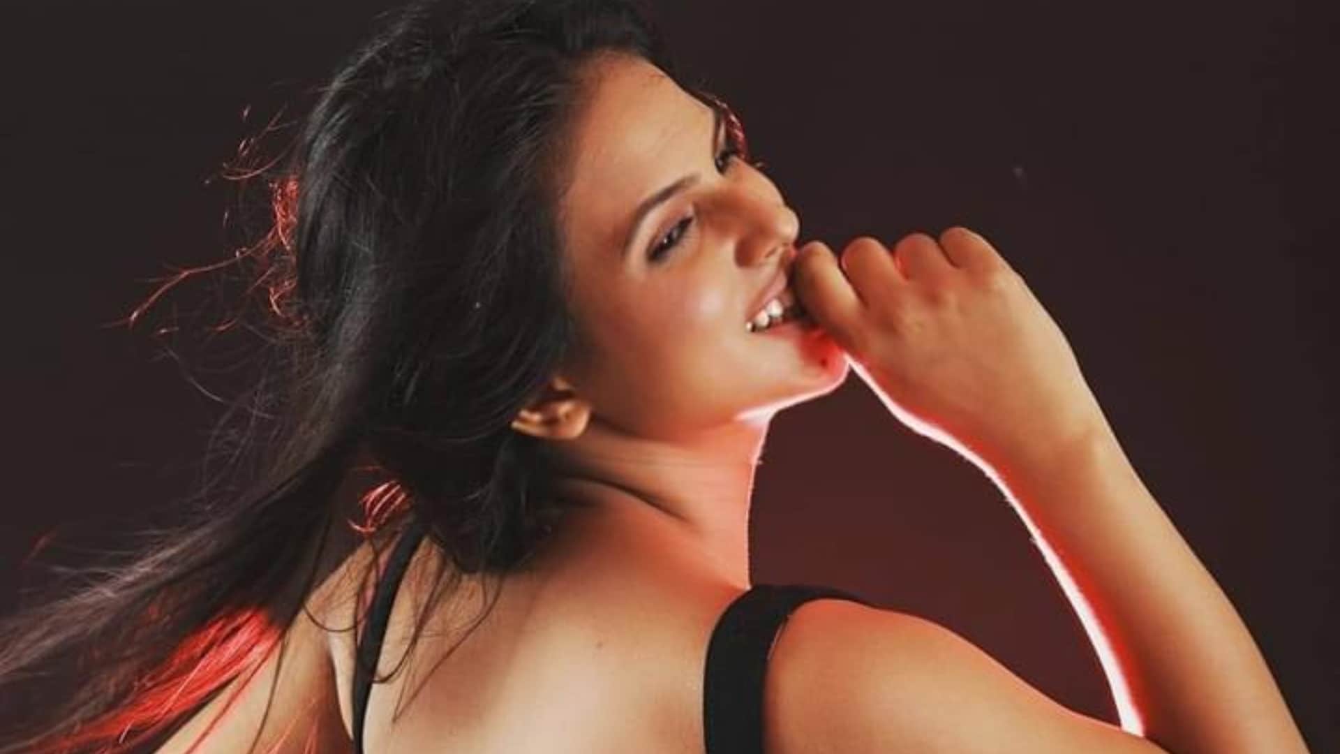 Bhojpuri Actress pragati bhatt hotel room bold photos getting viral on internet