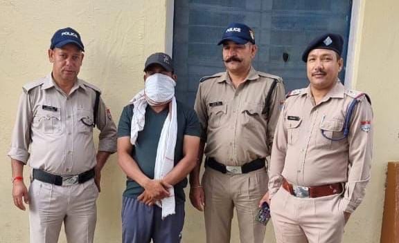 The barber who ran away with twelve and a half lakh rupees of traders was caught from Rampur