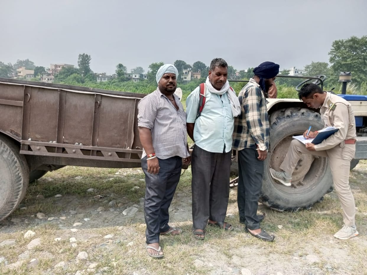 wo tractor caugth with red handed in ponta sahib and fine 30000 rupees