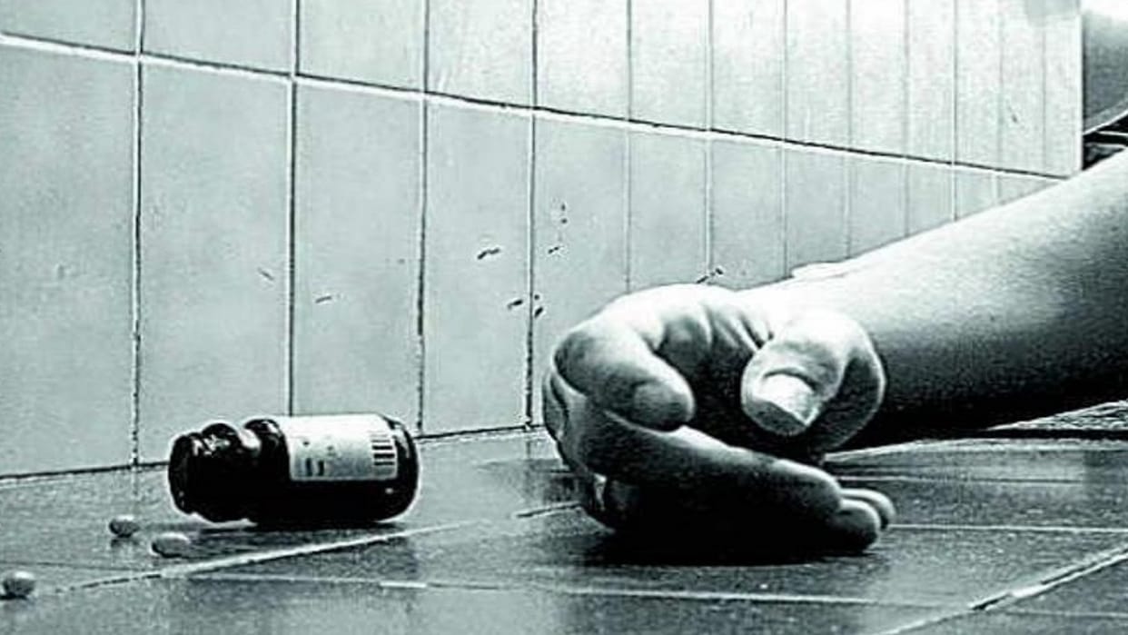 11th class girl attempted suicide after sexual abused in Firozabad
