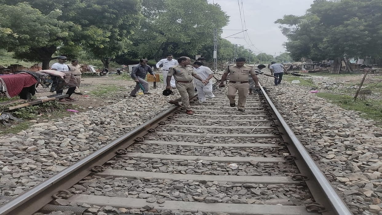 Accident averted, LPG cylinder laden cycle collided with Vande Bharat RPF registered a case
