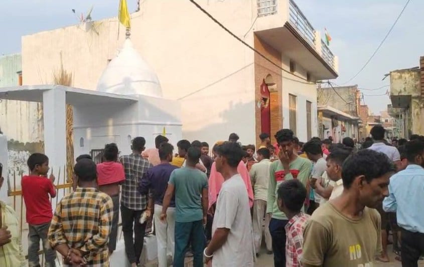 Throwing pieces of meat in the shrine premises