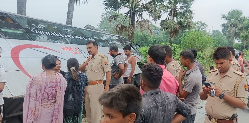 Three injured including two bike riders due to car grip