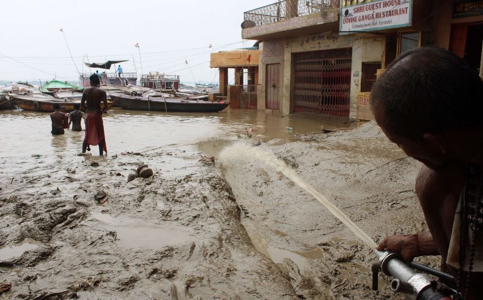 ganga flood in varanasi water level increasing in banaras but problems continue in costal areas